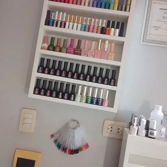 Estante con esmaltes del estudio Berenisnails