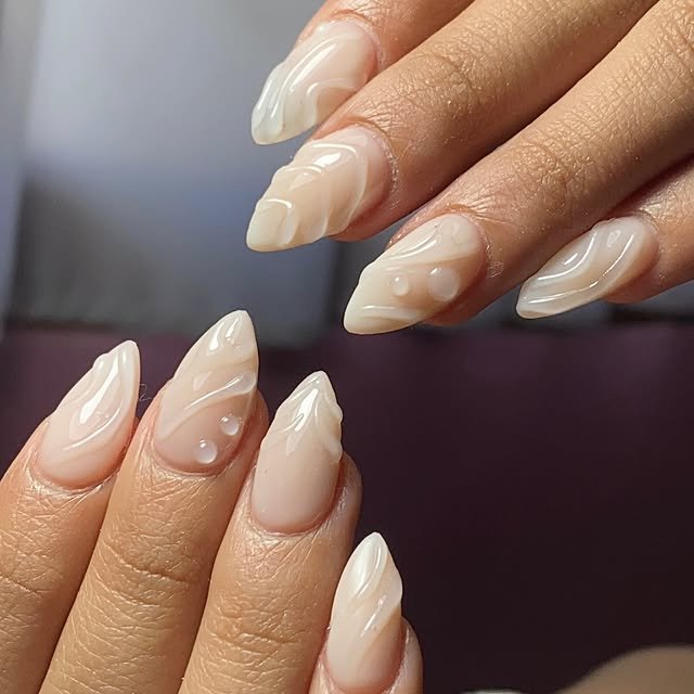 Manicura nude marmolada con acabado brillante