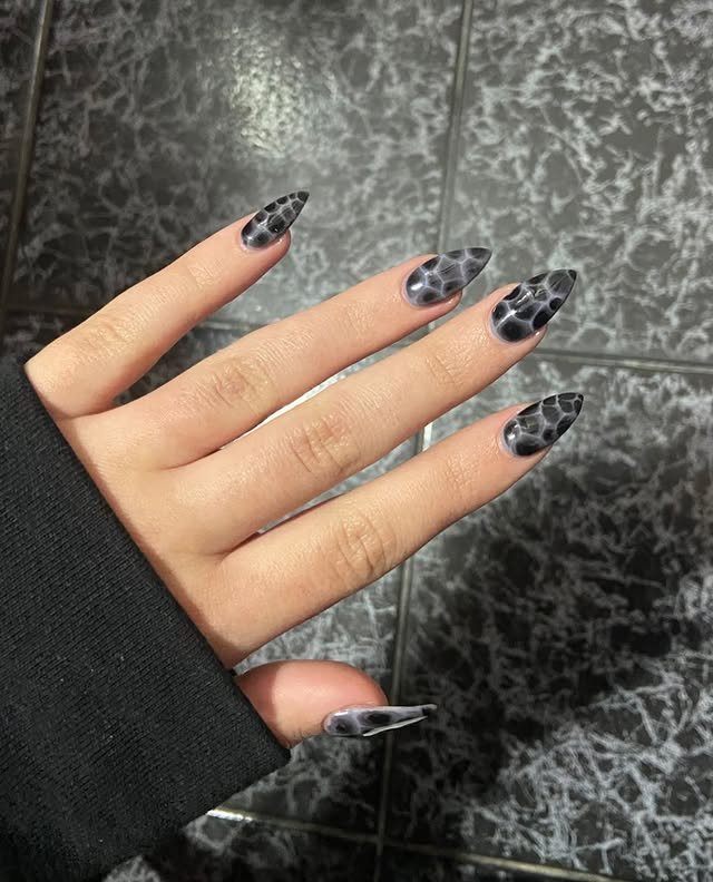 Uñas stiletto grises con textura craquelada