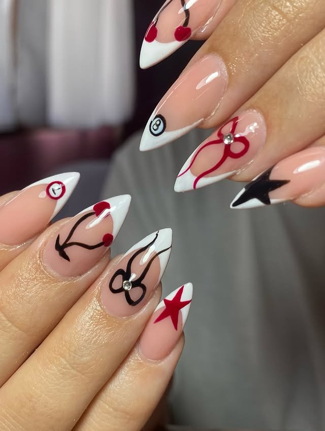 Uñas blancas con nail art de estrellas y corazones rojos