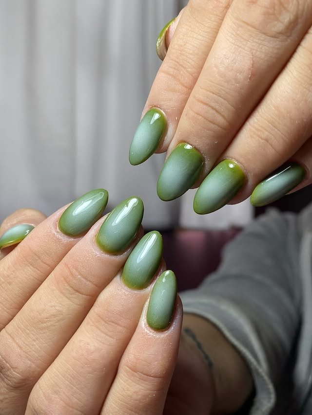 Manicura verde con efecto degradado