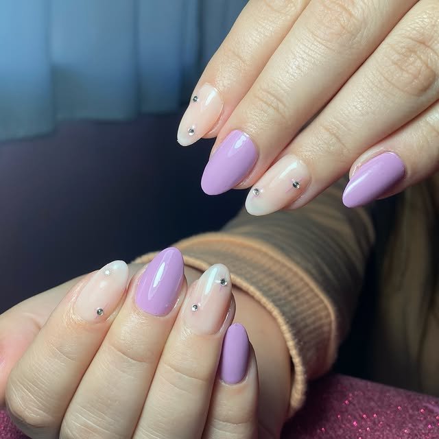 Manicura lila con detalles de strass