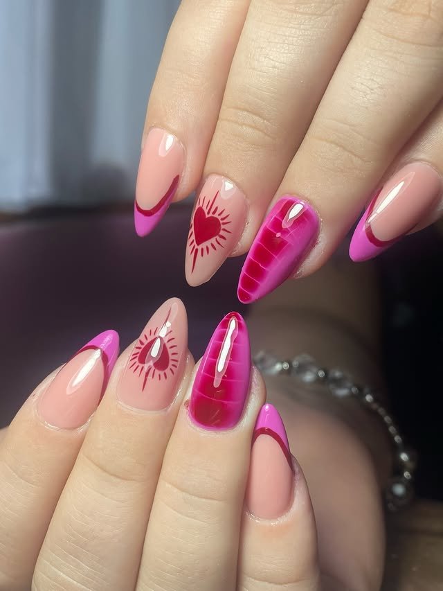 Manicura rosa efecto cromado con diseño de corazón