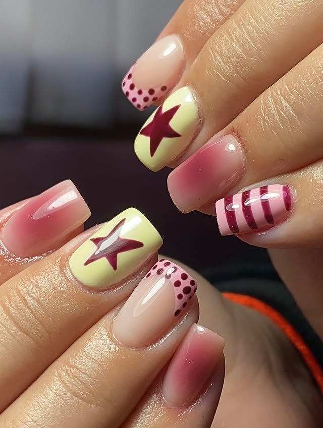 Manicura pastel rosa y amarillo con estrellas